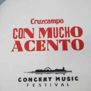 Funda de silla bordada con la marca