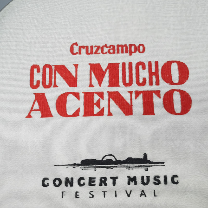 Funda de silla bordada con la marca