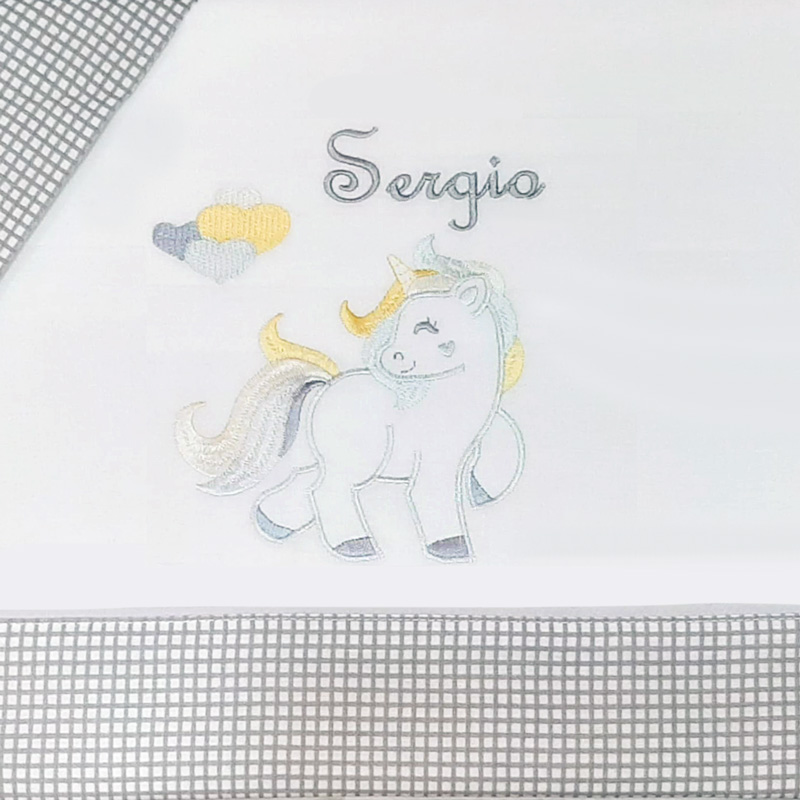 Sábana de cuna bordada con nombre y dibujo